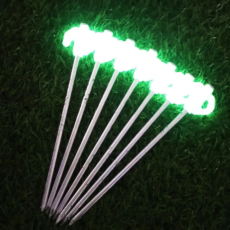 أوتاد خيمة مضيئة تتوهج في الظل - مراجعة Outdoor Power Stake وسعره